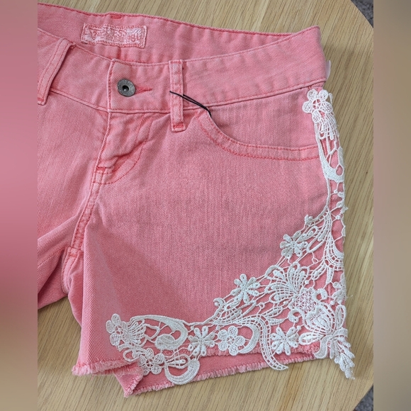 NWT GUESS Womens (Size 26) Peach Jean Shorts With Off-White Lace/Crochet Trim - Picture 8 of 16